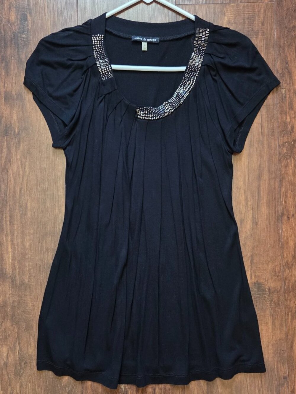 cable & gauge small black flowy short sleeve top, in excellent condition